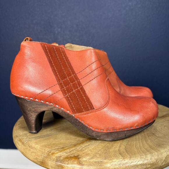 Anthropologie Schuler & Sons Cider Press Red Leather Wood Clog Booties, Size 6 - Picture 2 of 9